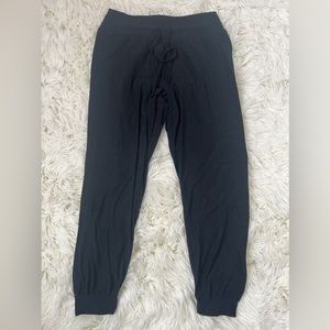 Beyond Yoga lightweight black cropped pant. Size small. Great condition.